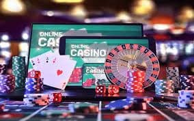 ကမ္ဘာ့ဘောလုံးလိဂ်များ၏ အချိန်မှန် Odds ဇယားကို ဖောက်သည်စစ်ဆေးနေသောမြင်ကွင်း