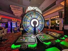 မြန်မာ sportsbook betting market တွင် Asian Handicap နှင့် Over Under odds စစ်ဆေးနေသည့် မြင်ကွင်း